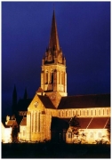 Irische Kirche bei Nacht